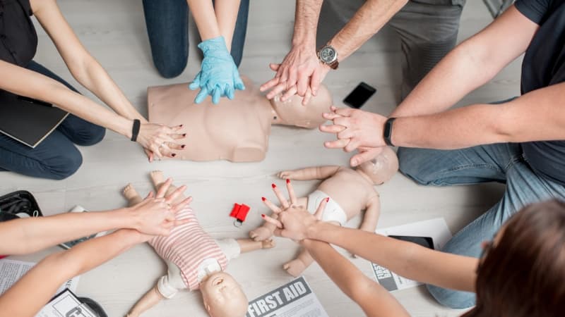 Dzieci uczące się podstaw pierwszej pomocy