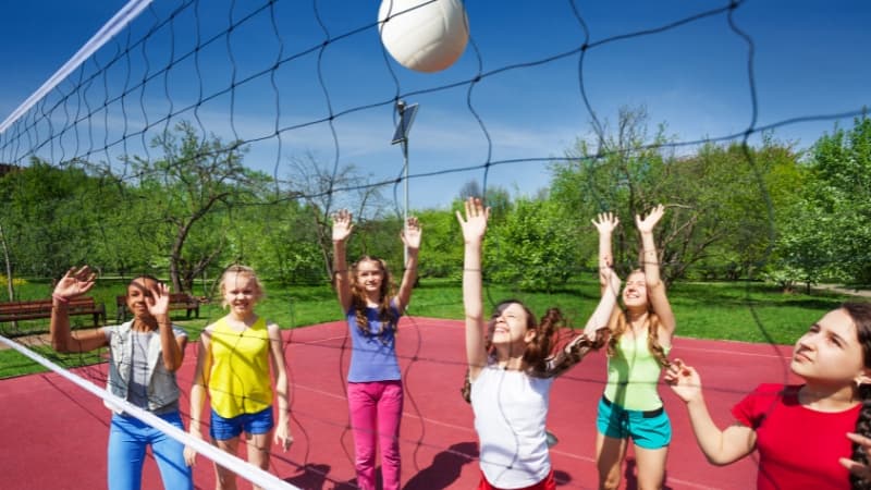 Dzieci przy przenośnej bramce do piłki nożnej